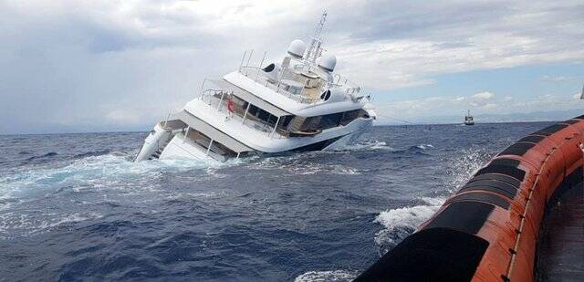 yacht affondato2