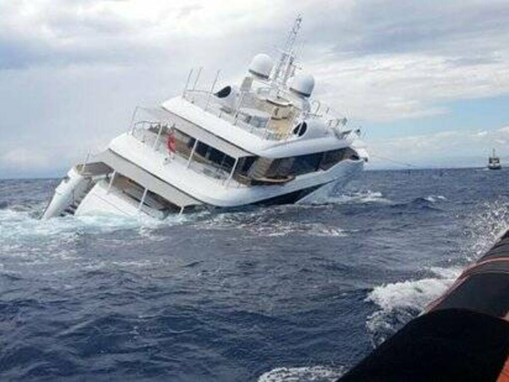 yacht affondato2