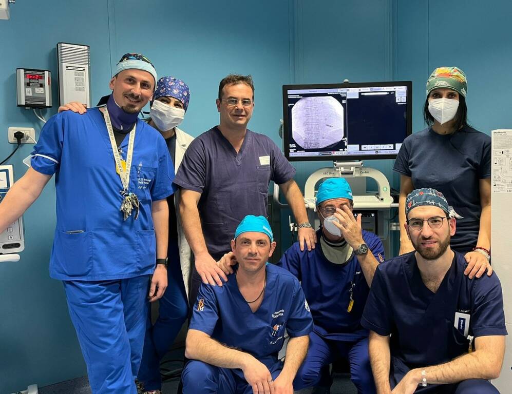 I dottori Fabio Megna e Antonio Strangio con l'equipe di cardiologia dell'ospedale civile di Crotone