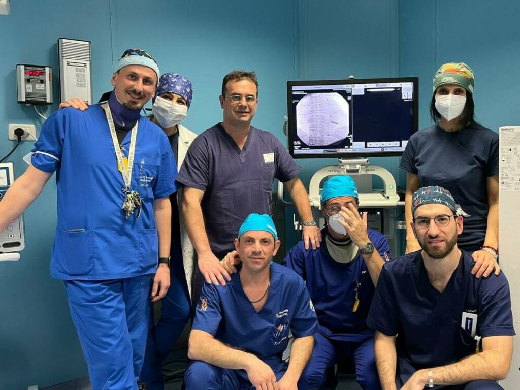 I dottori Fabio Megna e Antonio Strangio con l'equipe di cardiologia dell'ospedale civile di Crotone