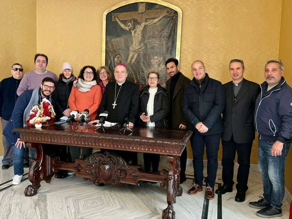 Foto di gruppo con giornalisti e cineoperatori al termine della conferenza stampa, al centro il vescovo Panzetta