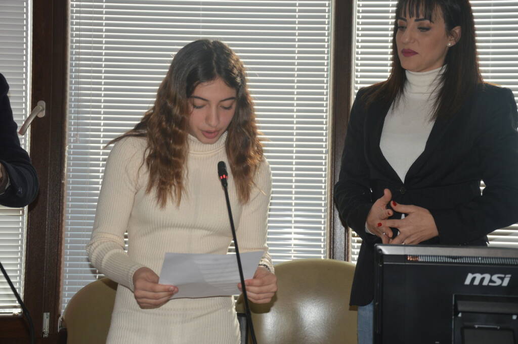 La neo sindaca legge il discorso d'insediamento, a fianco la consigliere Dalila Venneri