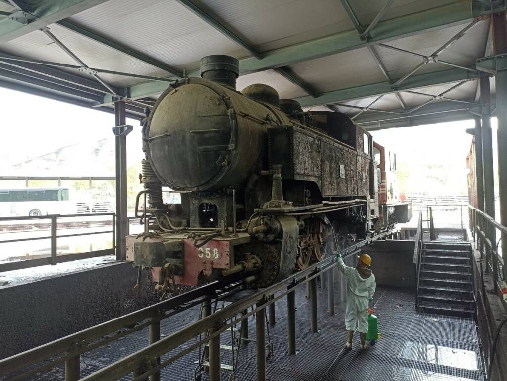 Una delle locomotive, la FCL 358 a vapore, rientrate in Calabria