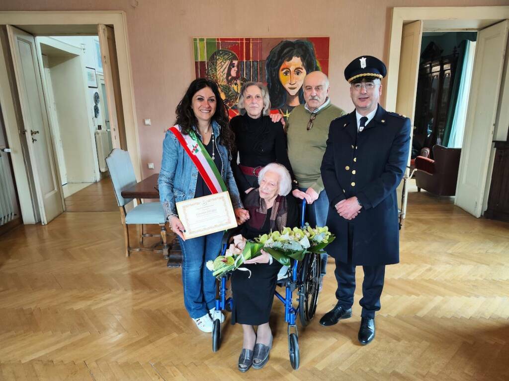 sindaca-rosaria-succurro-in-visita-dalla-signora-carolina-miraglia-di-107-anni