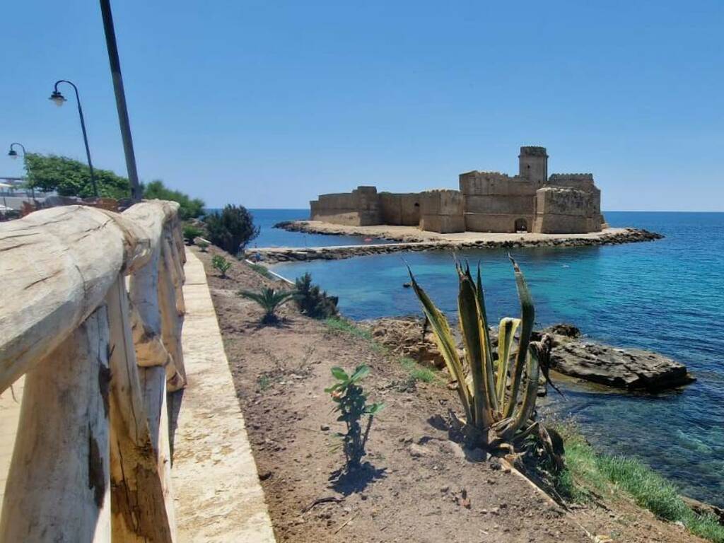 Le Castella, la costa dopo l'intervento di messa in sicurezza