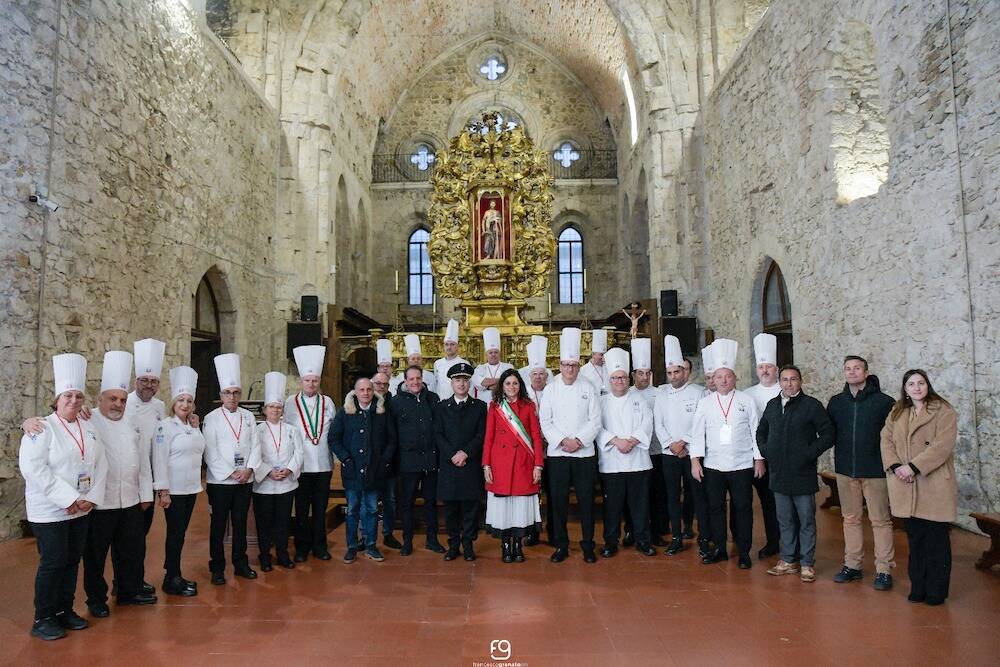La sindaca Rosario Succurro (al centro) con i cuochi e gli organizzatori dell'incontro nella splendida navata dell'abbazia Florense